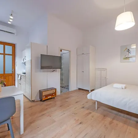 아파트 Urban Ease N' Simple Comfort In The Core